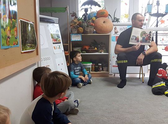 Strażak-tata Zuzi czyta dzieciom