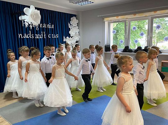 Dzieci tańczące poloneza
