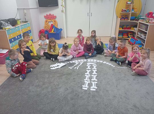 Dzieci układają kości dinozaura