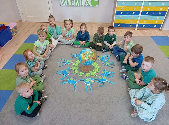 Grupa dzieci przy globusie