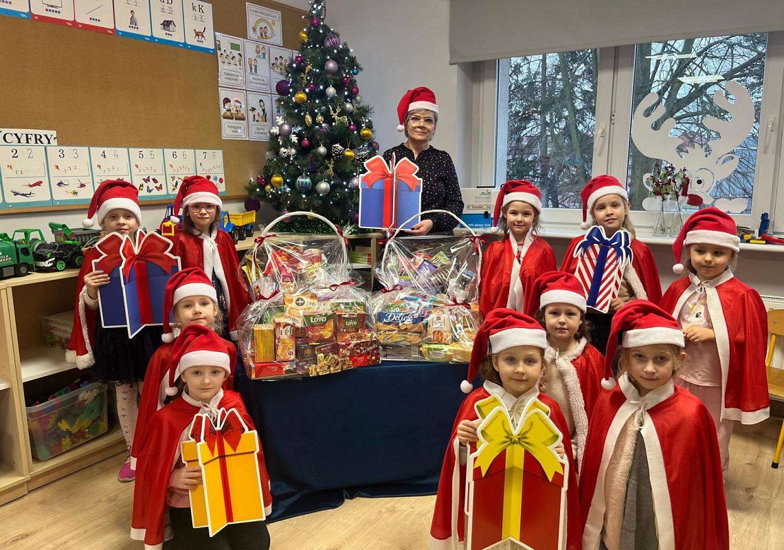 Mikołajkowa akcja " Dzielimy się z innymi"
