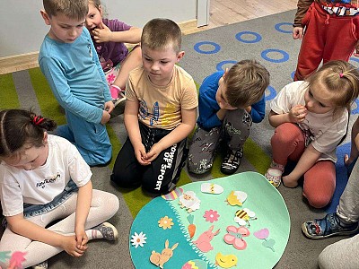 Grafika Gr. III Zajęcia o Wielkanocy przeprowadzone przez wolontariuszki ze SP5