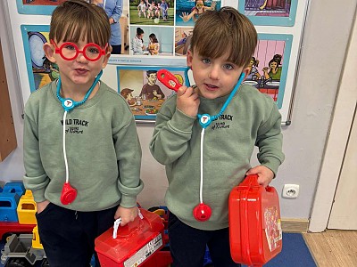 Grafika Gr. II  Zabawy w kąciku lekarskim