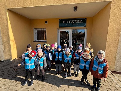 Grafika Gr. II Wizyta w zakładzie fryzjerskim oraz w pralni "Fala"