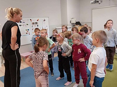 Grafika Gr.IV Zajęcia rytmicznie z mamą Ali