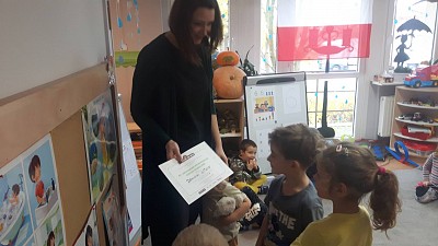 Grafika Mama Kajtka czyta dzieciom