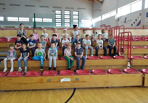 Grafika Gr IV Przedstawienie w SP 7 "Czerwony Kapturek" po angielsku