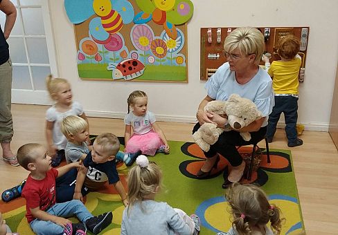 Grafika Nowa Pani Dyrektor-Beata Suchta poznaje naszych przedszkolaków