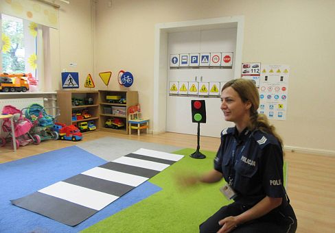 Grafika gr I i II spotkanie z panią policjantką