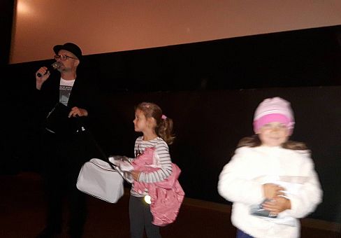 Grafika Gr III Wyjście do kina FREGATA Gdynia - dzieciom