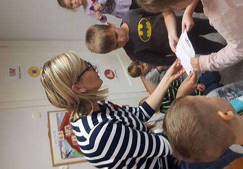 Grafika Gr III Mama Bartka czyta dzieciom