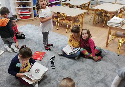 Grafika GR III Nawet w kolejce do mycia zębów "Łapiemy za książki"