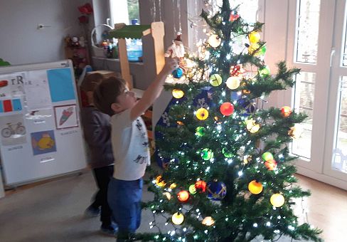 Grafika GR III Stroimy Choinkę