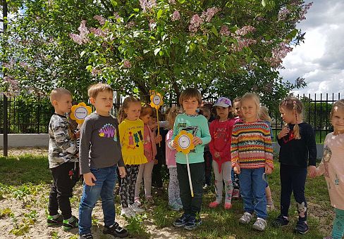 Grafika GR II Kwiaty w ogrodzie przedszkolnym