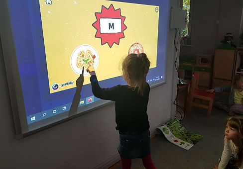 Grafika Gr. III- poznajemy literę M- zajęcia z wykorzystaniem tablicy multimedialnej