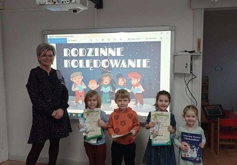 Grafika "Rodzinne kolędowanie" - wręczenie nagród i dyplomów