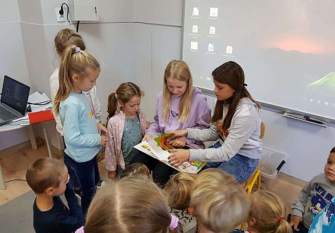 Grafika Gr.III i IV Wolontariusze ze Szkoły Podstawowej nr 7 czytają
