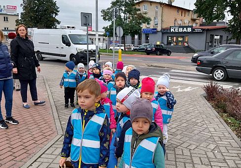 Grafika Gr. I Maluszki szukają oznak jesieni