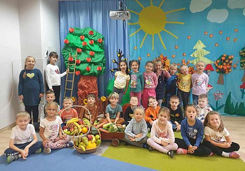 Grafika Gr. IV Pyszna i zdrowa sałatka owocowa