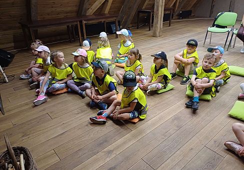 Grafika Gr. III Wycieczka do muzeum w Swołowie oraz warsztaty muzyczne