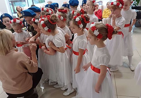 Grafika Gr. IV Występ w Domu Seniora "Magnolia" - projekt "Szlachetnie i zdrowo z małpką Iwoną"