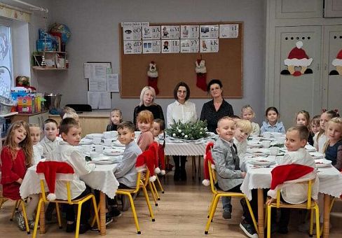 Grafika Gr. IV Przy wigilijnym stole ze świątecznymi życzeniami.