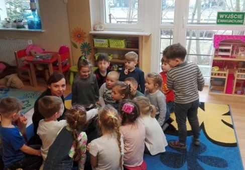 Grafika Rodzice czytają dzieciom
