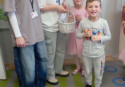 Grafika Gr. III Bezpieczne ferie - spotkanie z absolwentkami naszego Przedszkola  Olą i Hanią