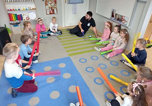 Grafika Gr. III Zabawy rytmiczne z tatą Witka