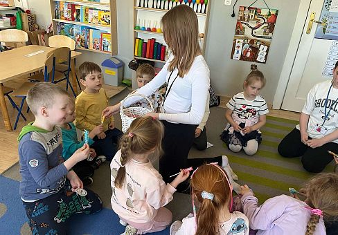 Grafika Gr. III Co to jest autyzm? - zajęcia z wolontariuszkami ze SP nr 5