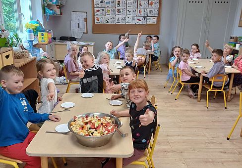 Grafika Gr. IV Robimy sałatkę owocową