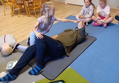 Grafika Gr. IV Lęborskie Stowarzyszenie Obronne uczy dzieci pierwszej pomocy