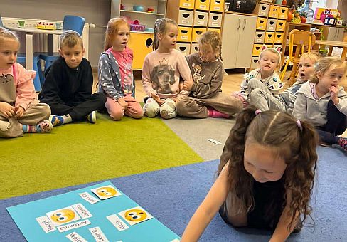 Grafika Tydzień o Budowaniu Relacji