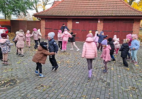 Grafika Gr.III Jesienne zabawy rytmiczne z tatą Ali