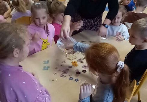 Grafika Gr.IV Zajęcia przyrodnicze z mamą Niny