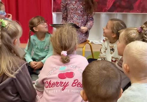 Grafika Gr. IV Odwiedziny absolwentki naszego przedszkola