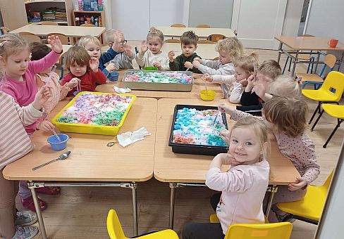 Grafika Gr. I Zabawy i eksperymenty ze śniegiem