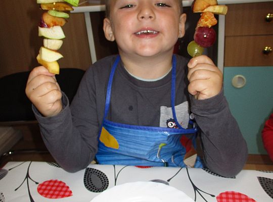 Szaszłyki owocowe to samo zdrowie