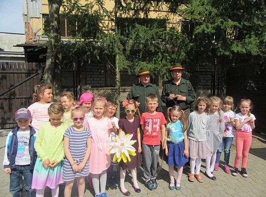 Sadzenie pigwowca wspólnie z myśliwymi