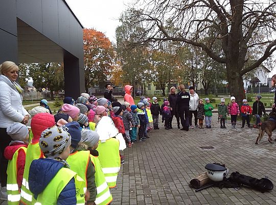 Wizyta w Komendzie Policji-spotkanie z psem