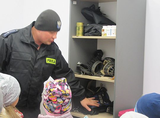 Wizyta w Komendzie Policji-spotkanie z psem