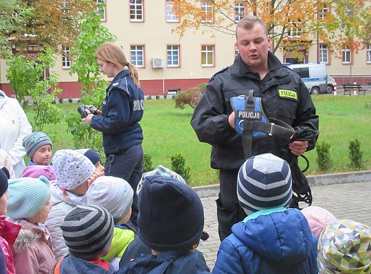Wizyta w Komendzie Policji-spotkanie z psem
