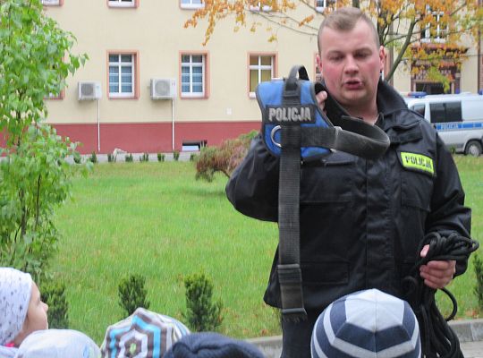 Wizyta w Komendzie Policji-spotkanie z psem