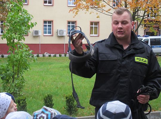 Wizyta w Komendzie Policji-spotkanie z psem
