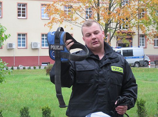 Wizyta w Komendzie Policji-spotkanie z psem