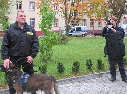 Wizyta w Komendzie Policji-spotkanie z psem