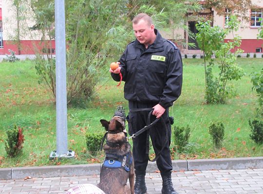 Wizyta w Komendzie Policji-spotkanie z psem