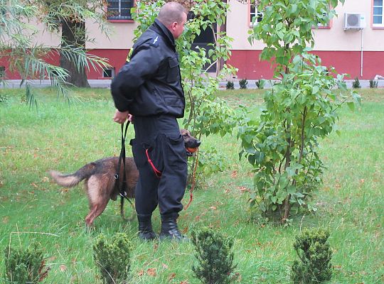 Wizyta w Komendzie Policji-spotkanie z psem