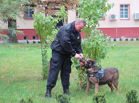 Wizyta w Komendzie Policji-spotkanie z psem