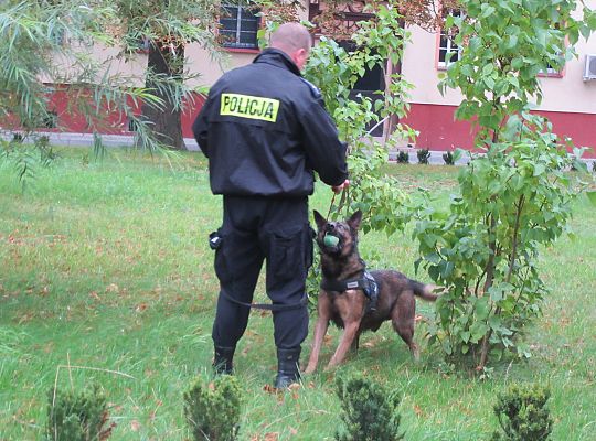 Wizyta w Komendzie Policji-spotkanie z psem